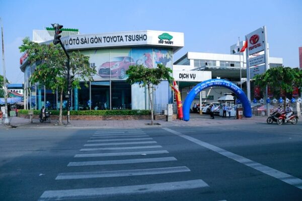 Toyota Hùng Vương trên đường Kinh Dương Vương quận 6